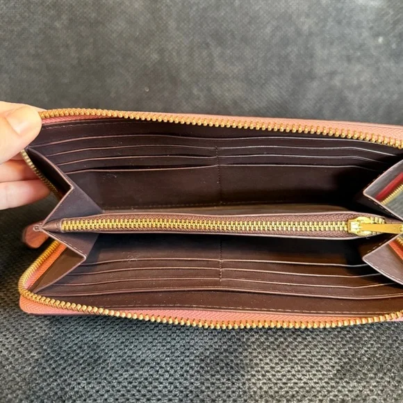 **RARE** Coach Accordion Wallet in Blush w/Pebbled Leather.